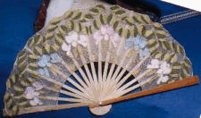 Eventail r&eacute;alis&eacute; en polychrome de Courseulles.
 
Mise en carte Claudette Bouvot r&eacute;alisation Chantal Hervieux. 27Ko