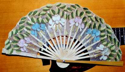 Eventail en polychrome 