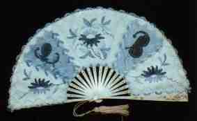 Eventail r&eacute;alis&eacute; en polychrome de Courseulles par Claudette Bouvot. 11Ko