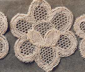 Fleurs en Chantilly blanc- 32 ko